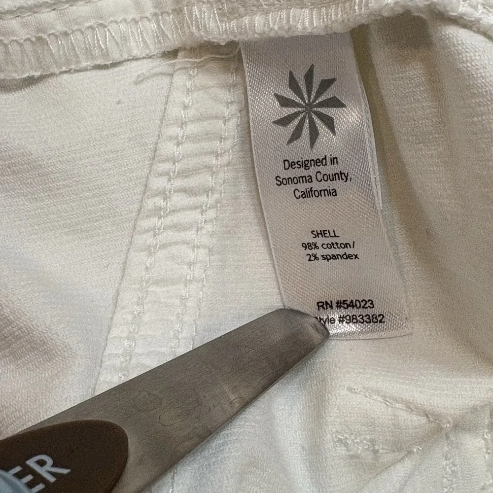 Athleta pica white